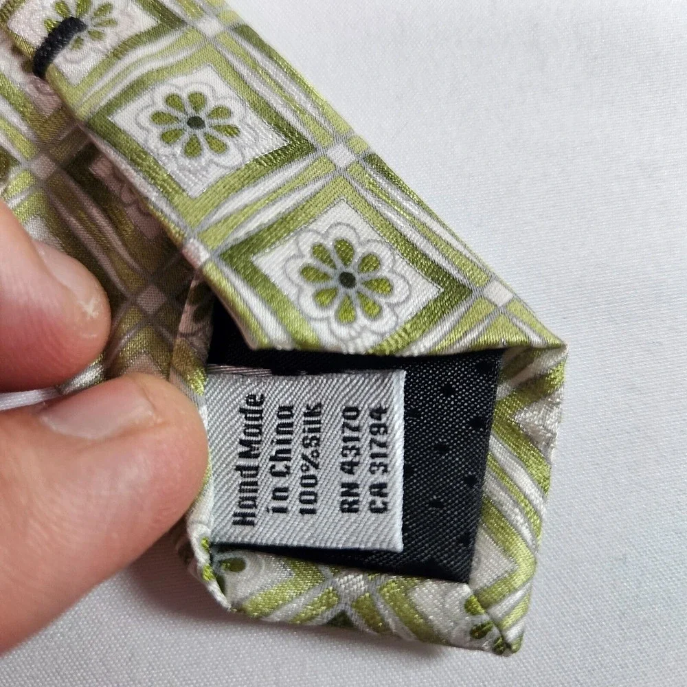 New Geoffrey Beene 100%‎ Silk Hand Made Tie Geometric Green 3.75
